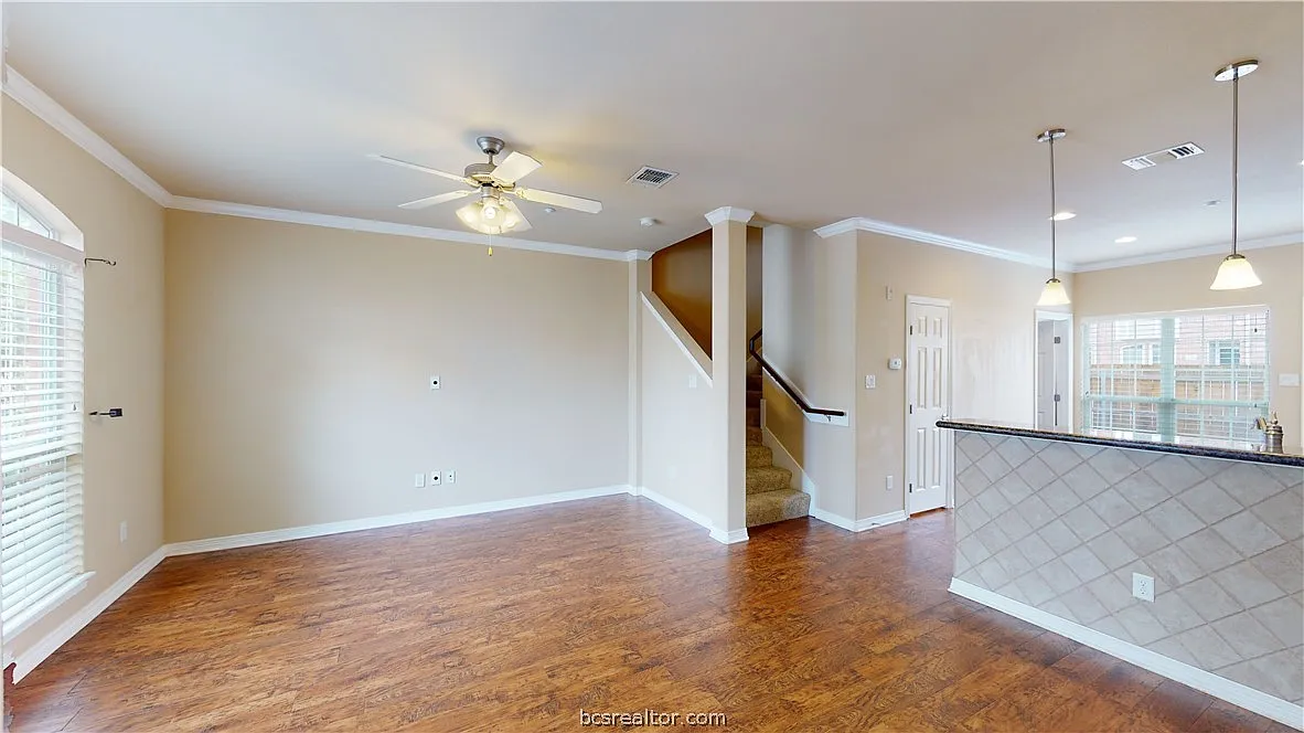 4 bed, 4.5 bath, 1856 sqft, $2,600 — Photo 2