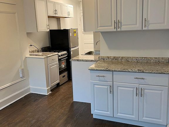 4th image of 1003 W Oakdale Ave