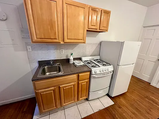 Rented by J Misrahi Realty Corp | media 4