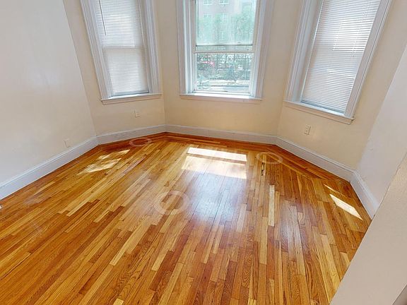 4th image of 73 Thatcher St #13