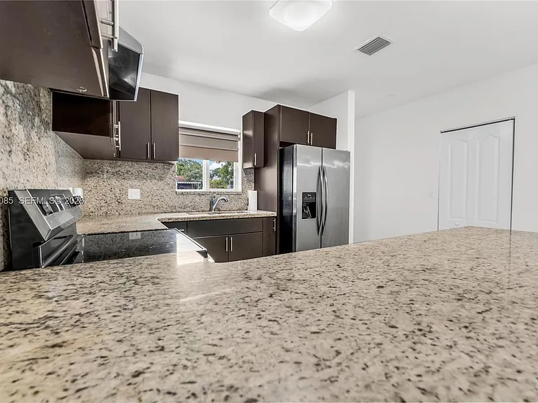 1029 SW 11th Ave — Photo 4