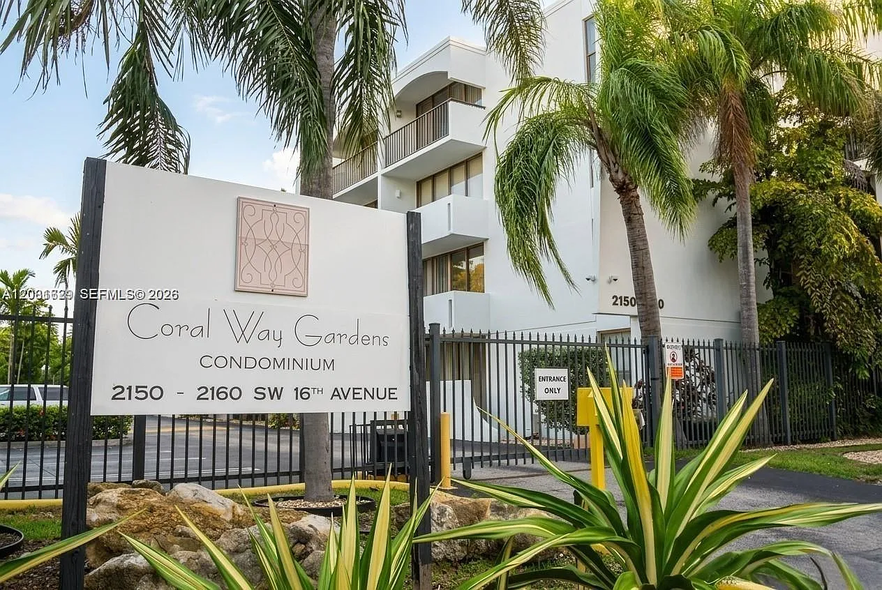 Coral Way Gardens Condo — Photo 2
