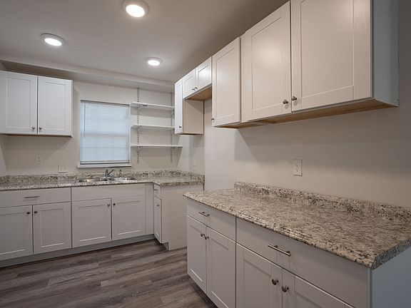 2nd image of 1262 Lakeview Dr