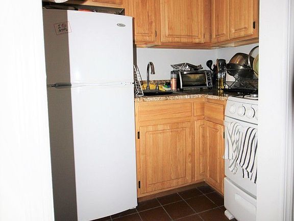 4th image of 323 W 76th St APT 3F