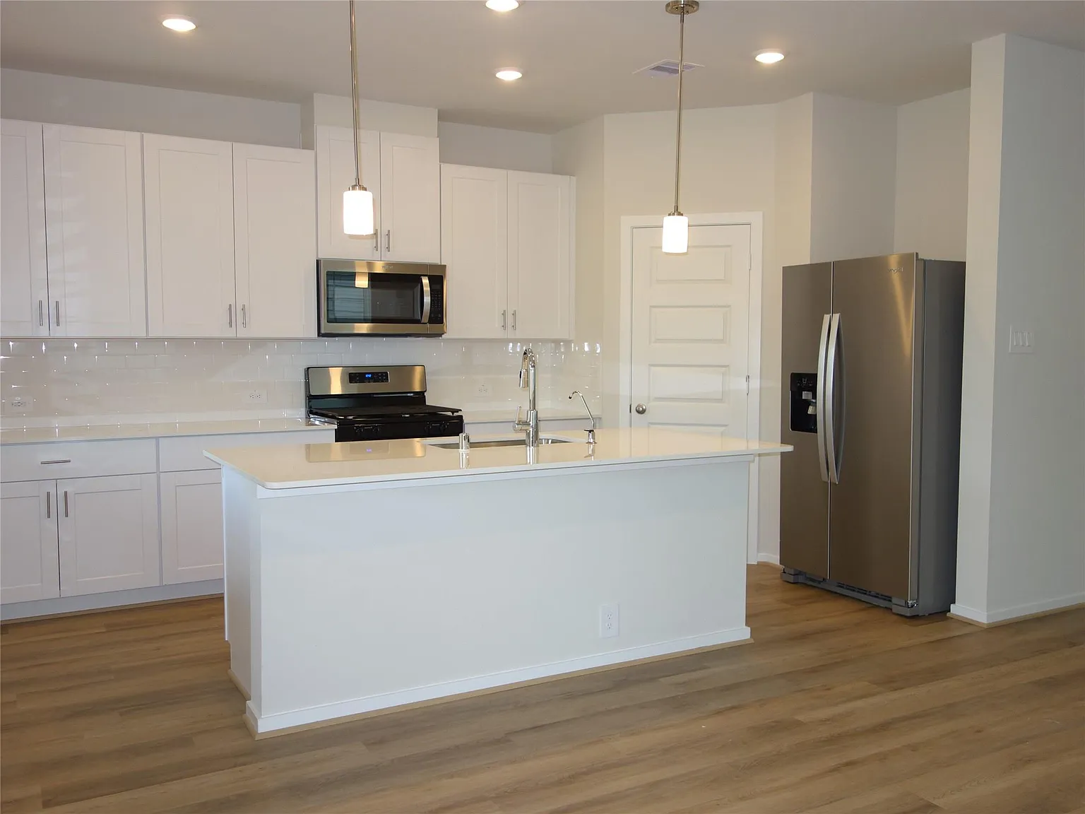 3 bed, 2.5 bath, 1604 sqft, $2,400 — Photo 3