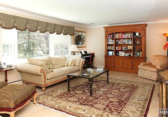 3rd image of 84 Pinecrest Dr