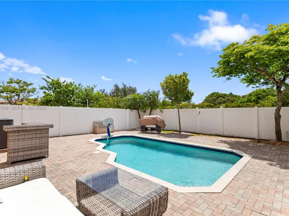 878 NE 191st St, Miami, FL 33179