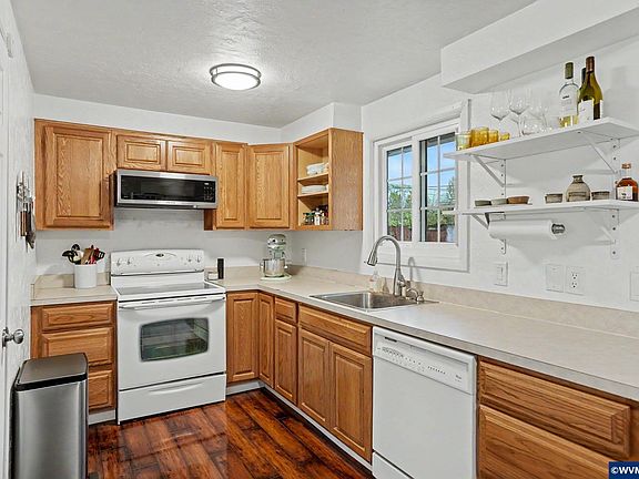 5th image of 945 SE Marion Ave