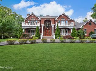41 Stirrup Ln, Roslyn Heights, NY 11577