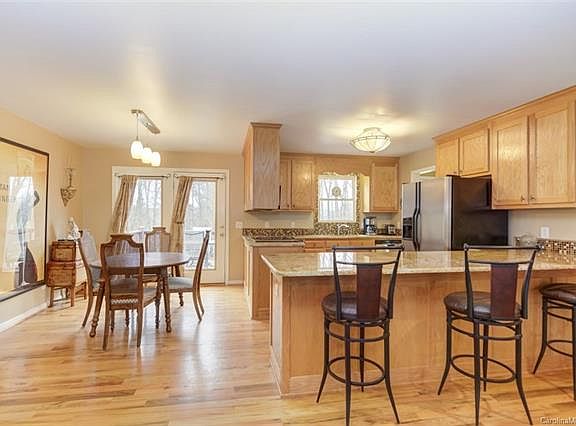 3rd image of 707 Andrews Dr