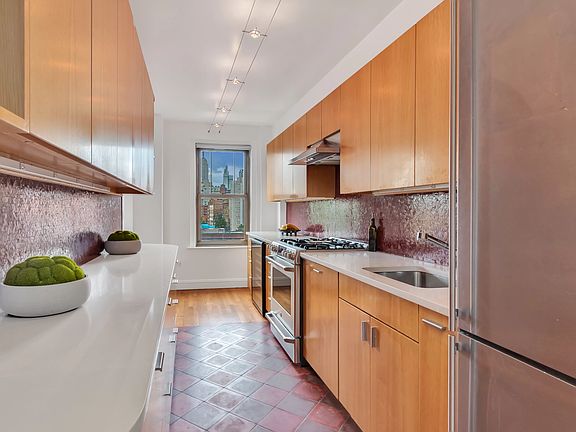 3rd image of 136 Waverly Pl APT 7C