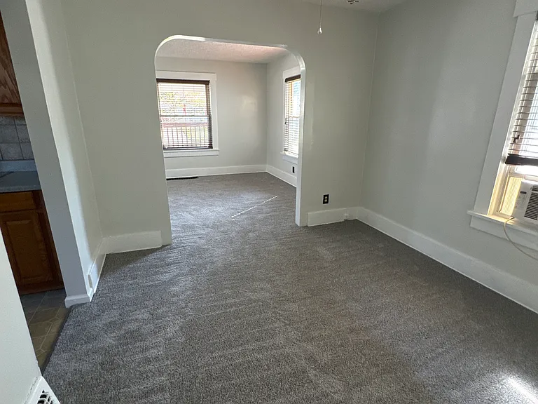 639 Broadway St E — Photo 5