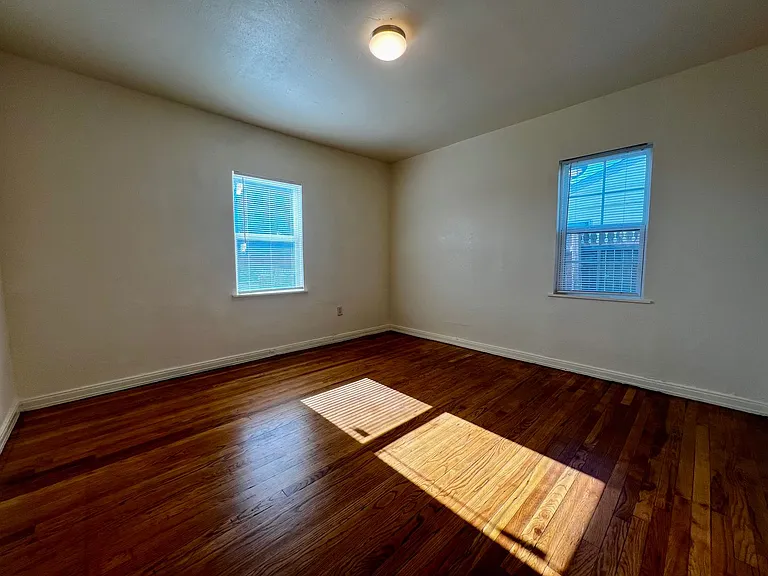 304 Avenue R — Photo 9