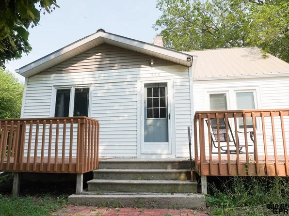372 6th St, Burr, NE 68324