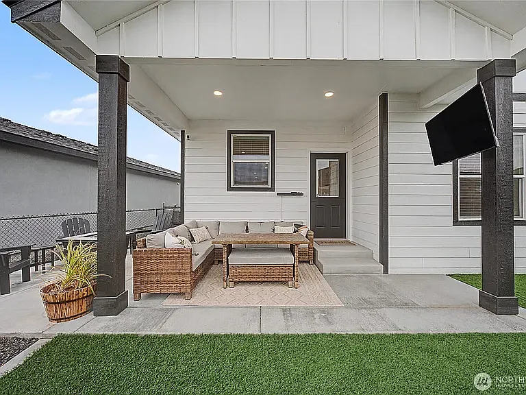 Building Photo - 6697 Club House Dr SE