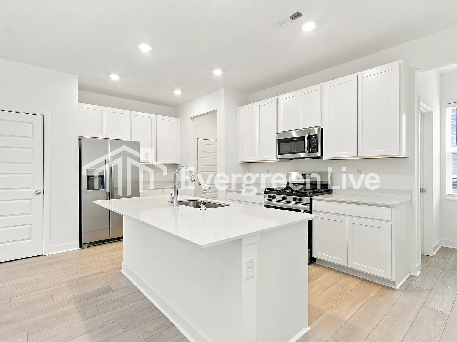 5 bed, 3.0 bath, 2460 sqft, $2,240 — Photo 4