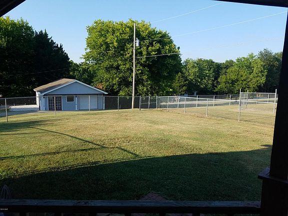 3rd image of 735 Crockett Dr