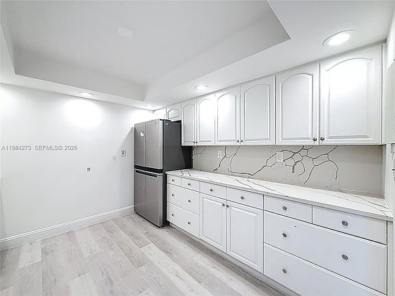 5th image of 1000 Parkview Dr APT 121