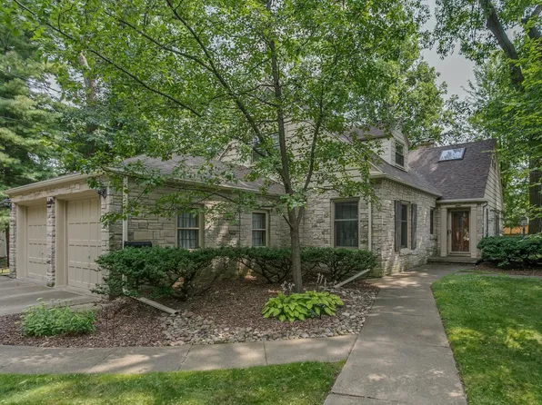 1520 Oakcrest Ct, Appleton, WI 54914