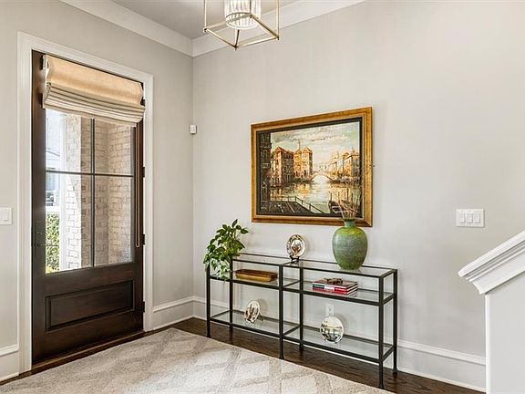 4th image of 128 Grand Cres