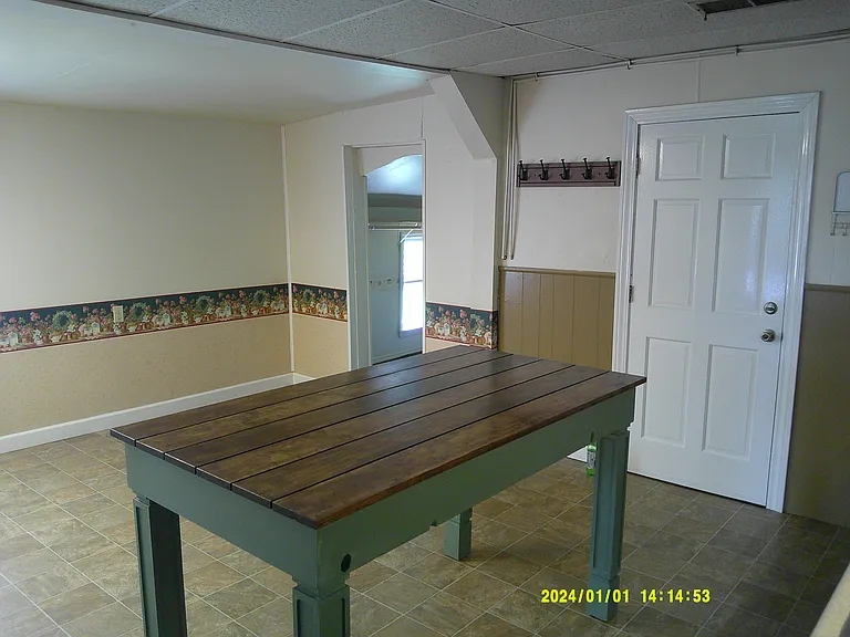 Kitchen. Island stays.