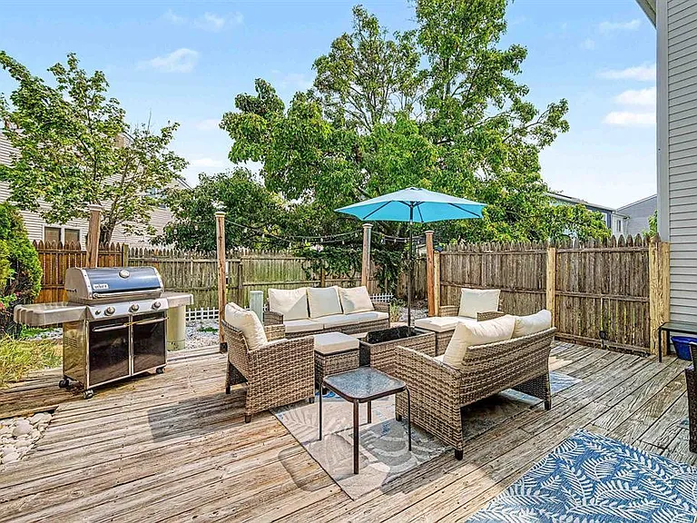 423 Berkshire Dr — Photo 8