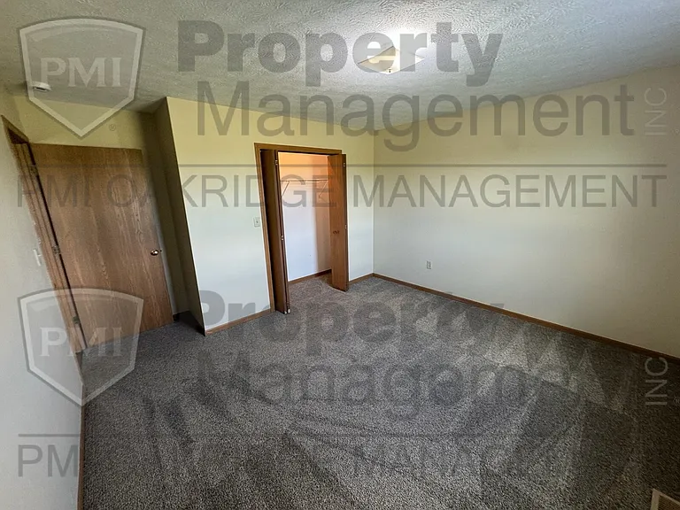 233 Elizabeth Dr — Photo 7