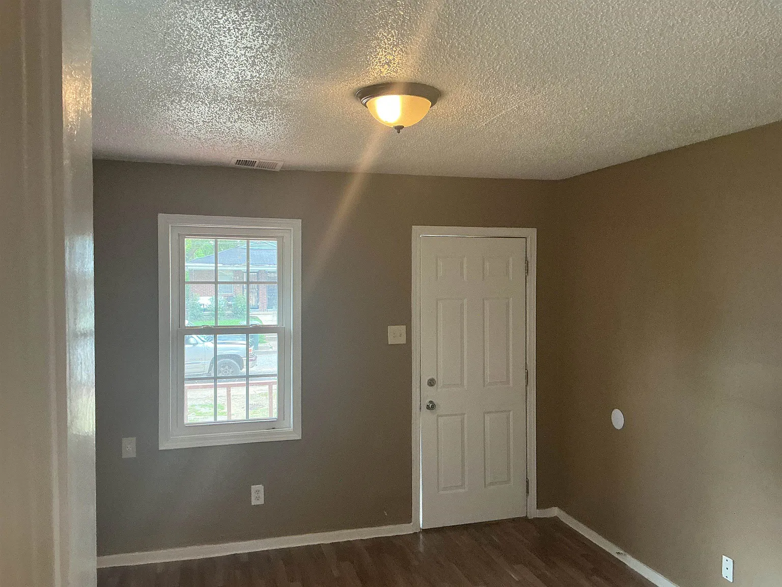 3 bed, 2.0 bath, 1050 sqft, $1,100 — Photo 4