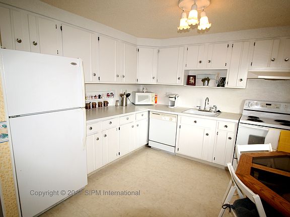Kitchen w/ ample cupboards