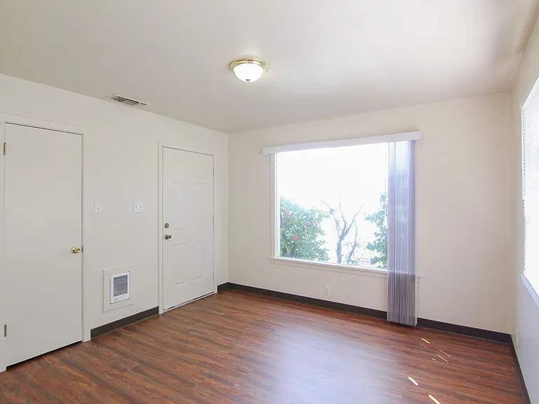 911 Parkview Ave — Photo 3