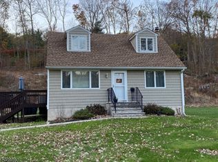 12 Becks Ct, Oak Ridge, NJ 07438