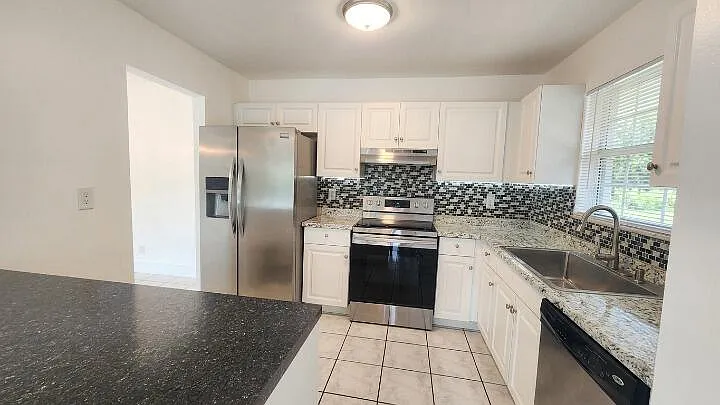 2 bed, 2.0 bath, 1056 sqft, $2,300 — Photo 2
