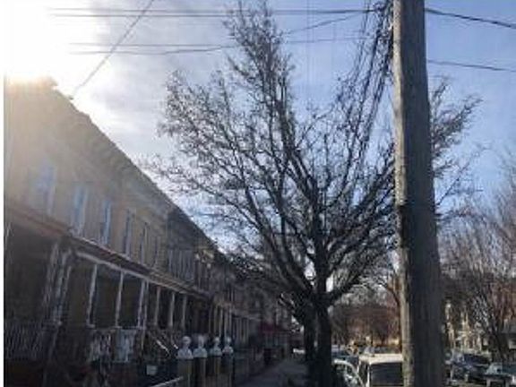 Exterior Neighborhood (street photo)