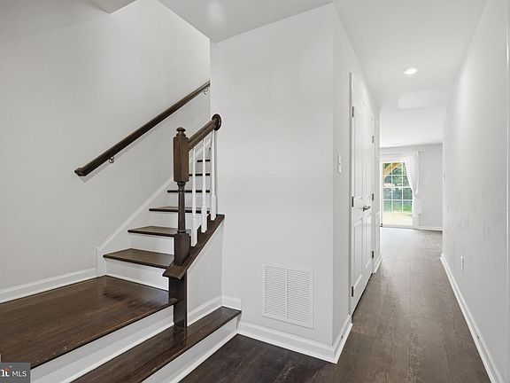 5th image of 14 Farm Field Ln