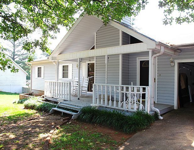 Charming A-Frame on quiet street in Douglasville