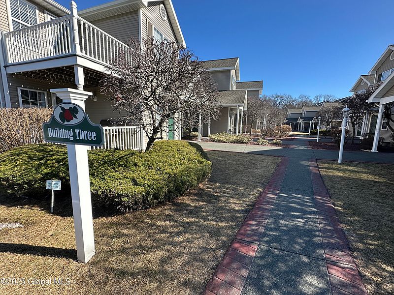 4th image of 33 Coralberry Court #33