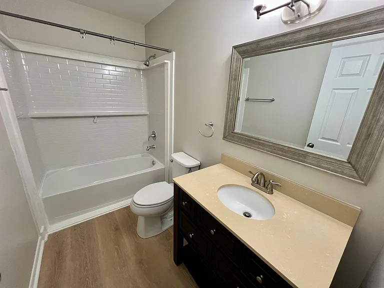 605 Picadilly Sq — Photo 14