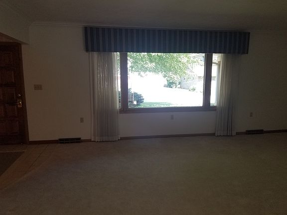 Living room, ceramic entry