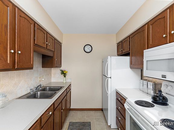 3rd image of 19 Old Mill Dr Unit 25