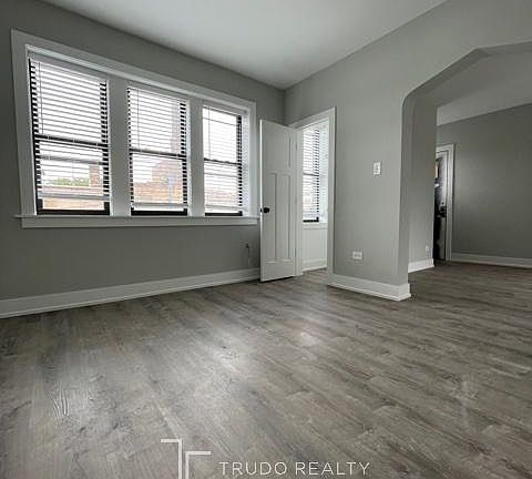 3rd image of 4413 N Wolcott Ave APT 2B