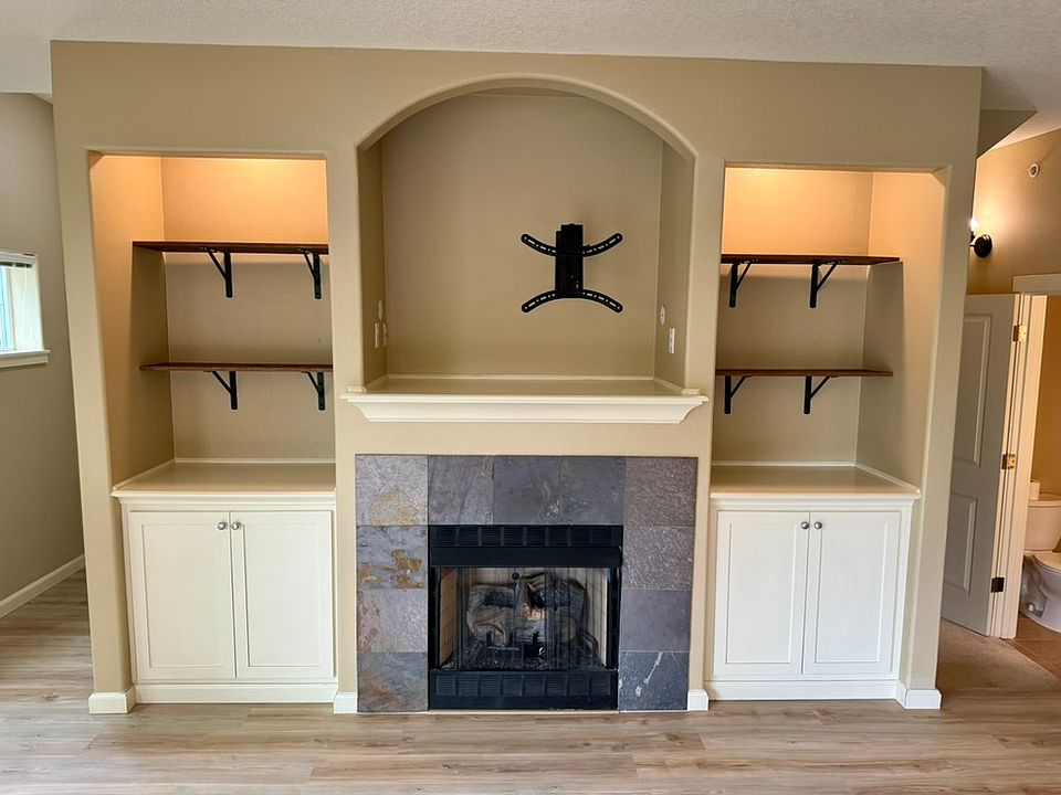 Living Room / Fireplace