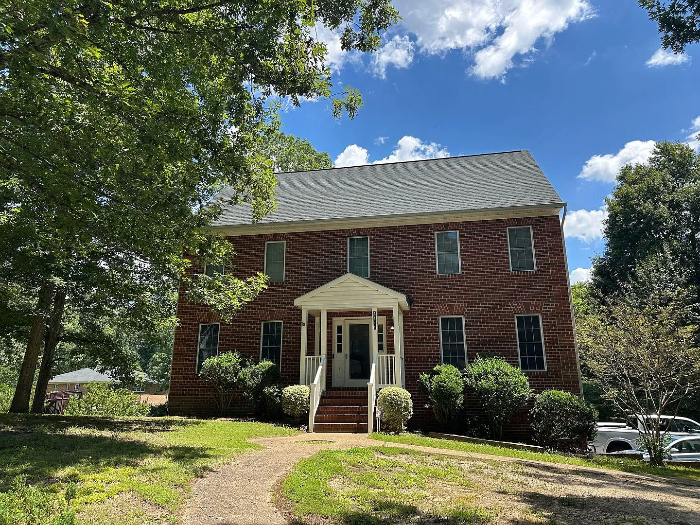 Brick Colonial with unfinished basement and attached garage — Photo 2