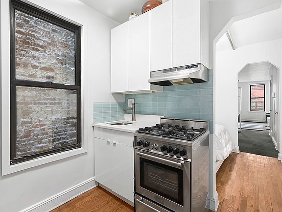 5th image of 522 W 50th St APT C1