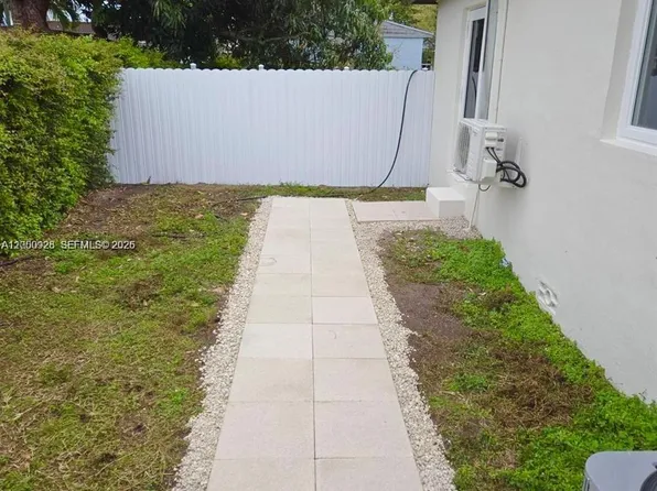 6820 SW 5th St #1, Miami, FL 33144