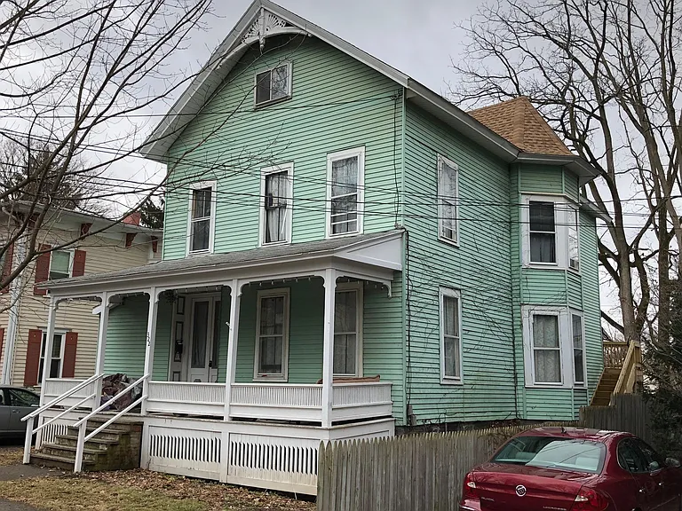Apartment accessible from wrap around stair case on North si