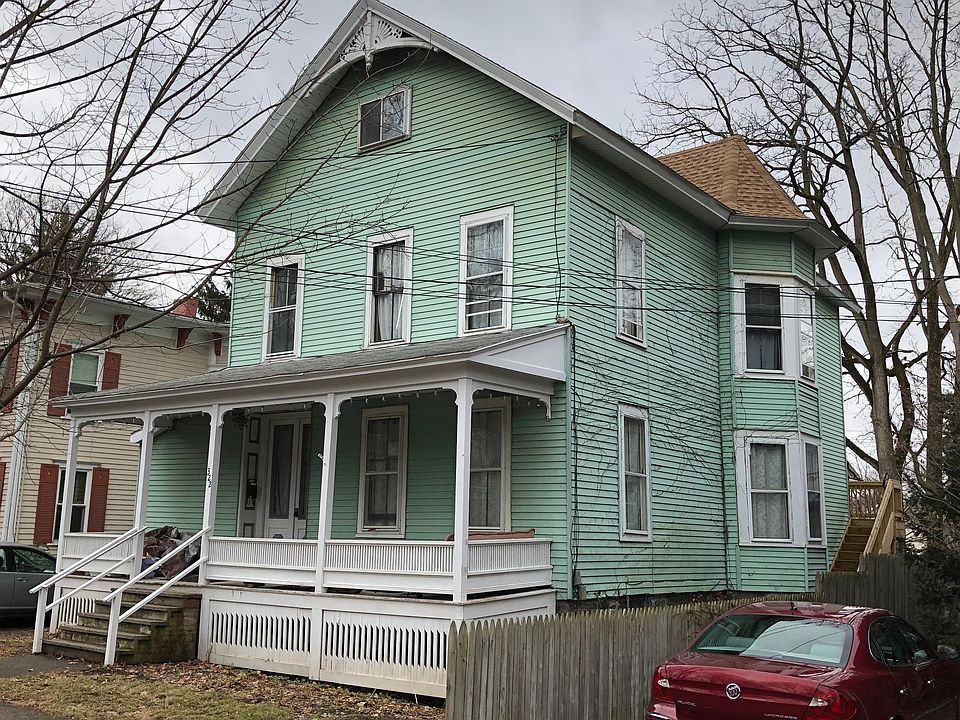 Apartment accessible from wrap around stair case on North si
