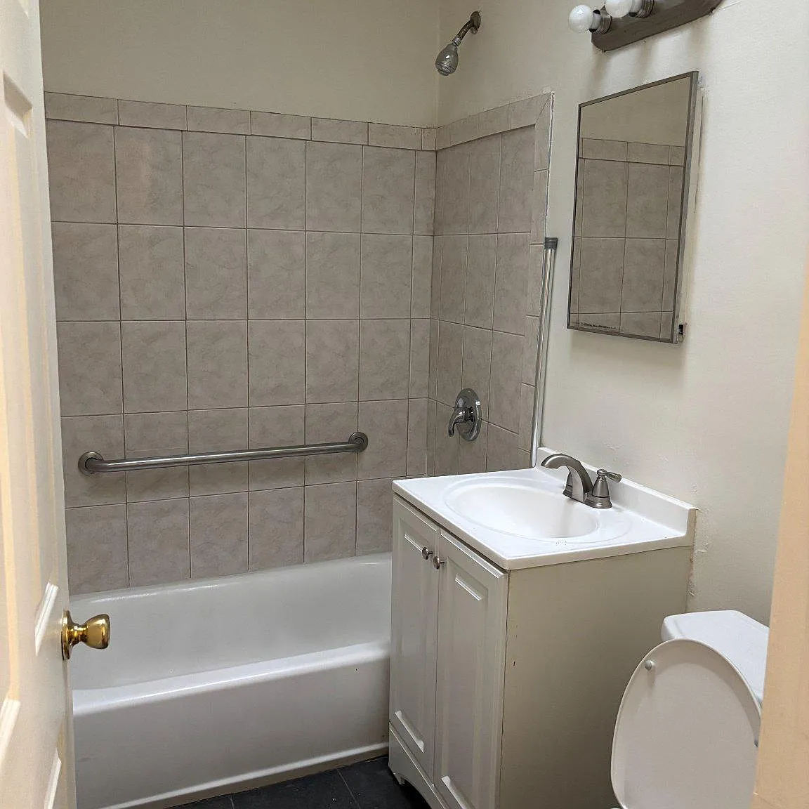 5 bed, 2.5 bath, 2016 sqft, $7,165 — Photo 4
