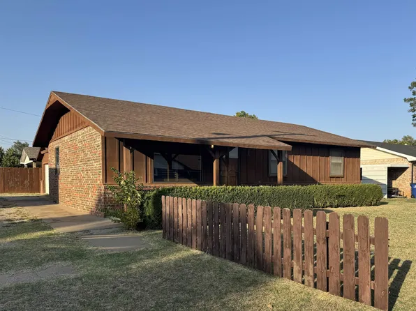 215 E 3rd St, Hennessey, OK 73742