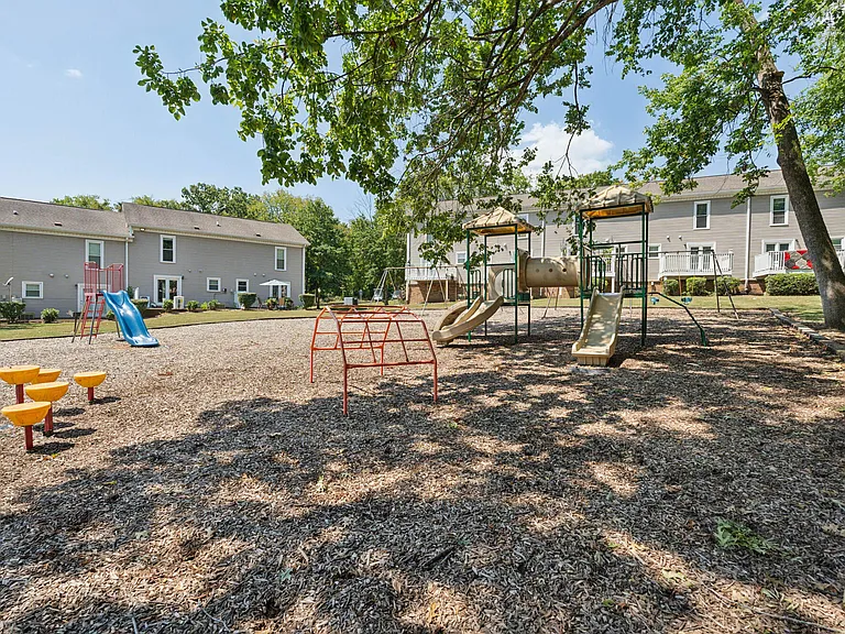 Piccadilly Apartments — Photo 11