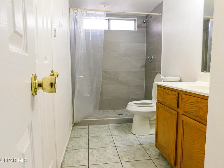 726 Medina St — Photo 26